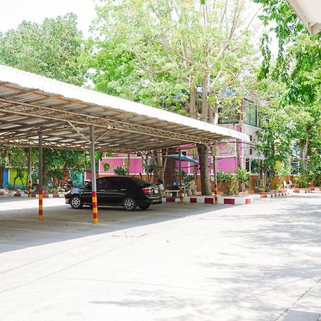 Rak Kun Resort 2 Nakhon Sawan Bagian luar foto
