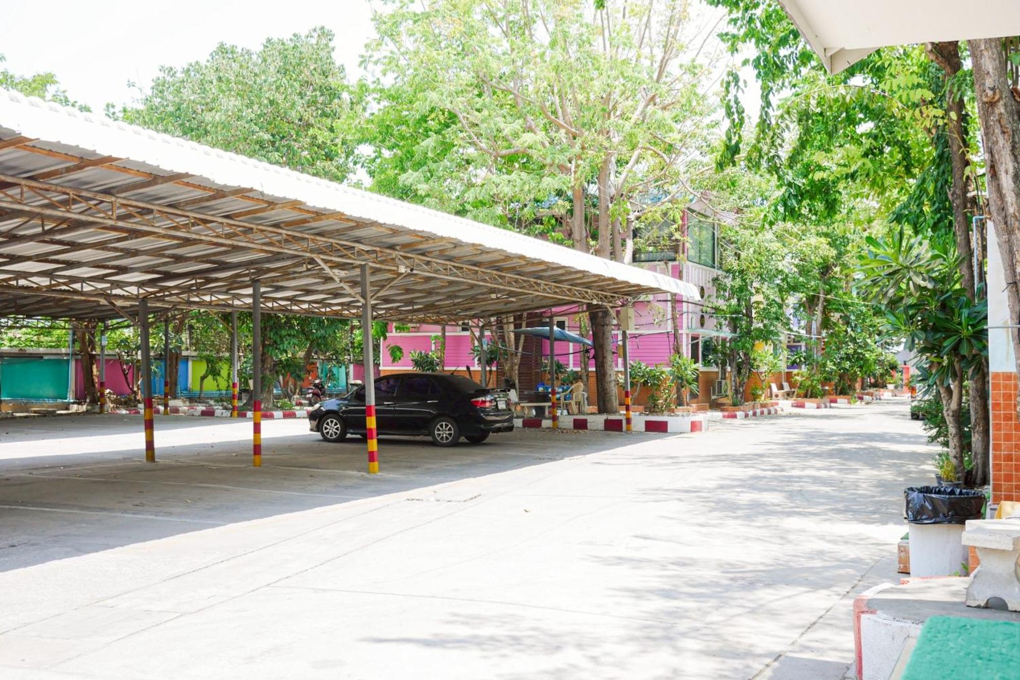 Rak Kun Resort 2 Nakhon Sawan Bagian luar foto