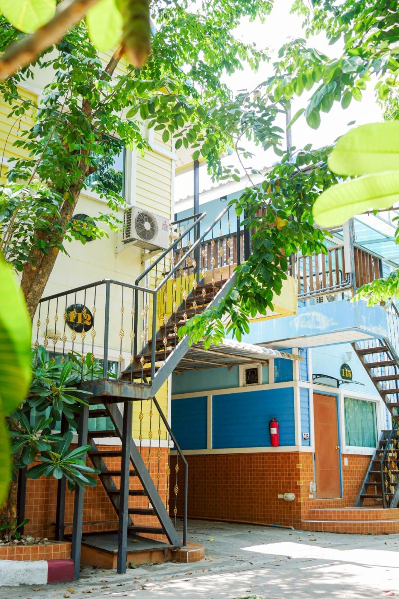 Rak Kun Resort 2 Nakhon Sawan Bagian luar foto
