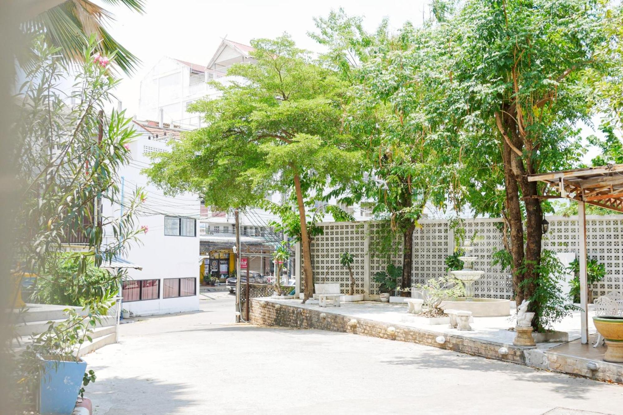 Rak Kun Resort 2 Nakhon Sawan Bagian luar foto
