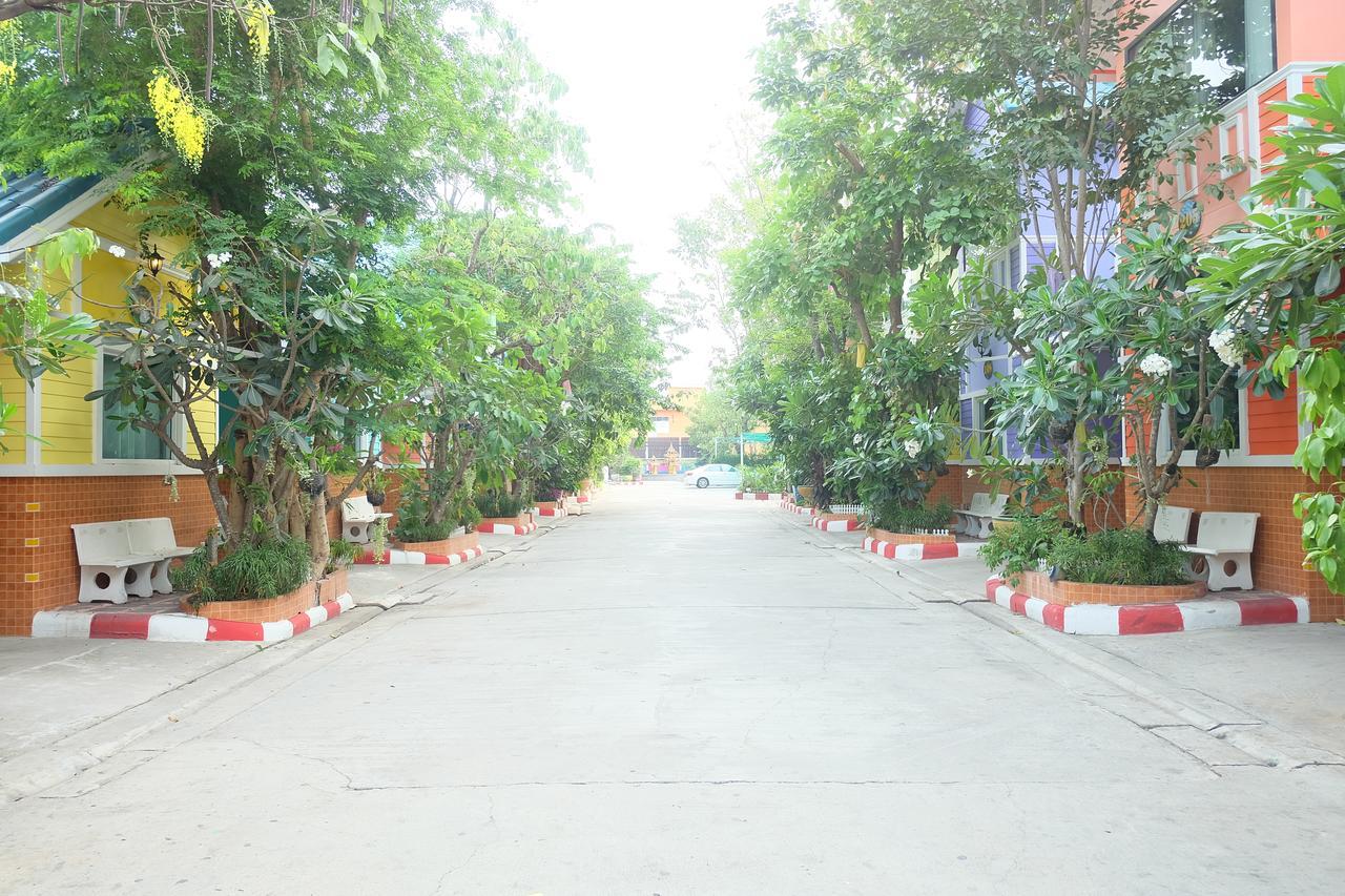 Rak Kun Resort 2 Nakhon Sawan Bagian luar foto
