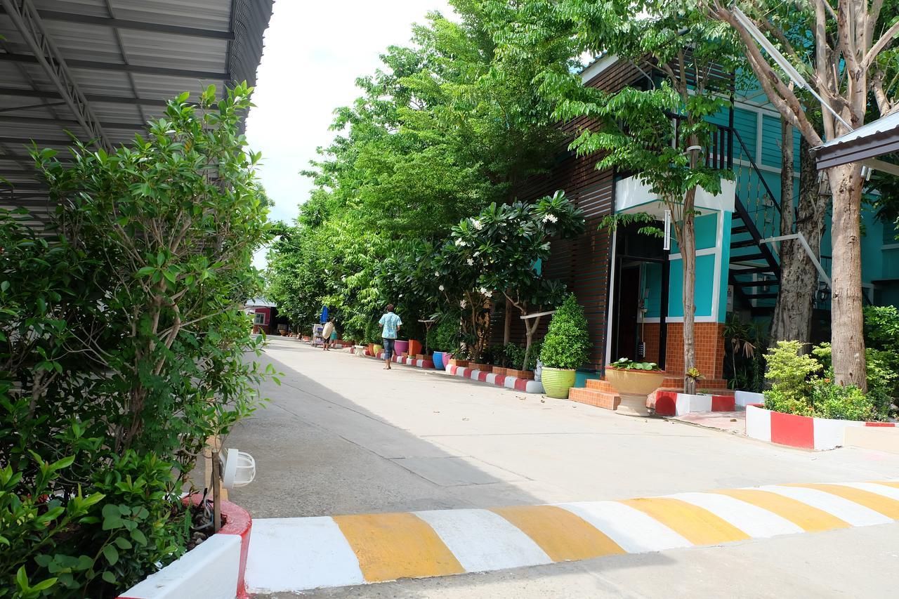Rak Kun Resort 2 Nakhon Sawan Bagian luar foto