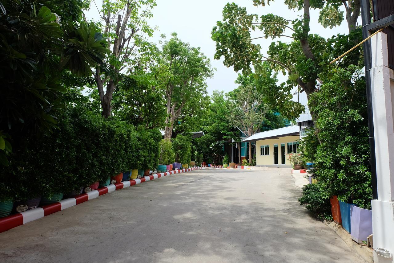 Rak Kun Resort 2 Nakhon Sawan Bagian luar foto